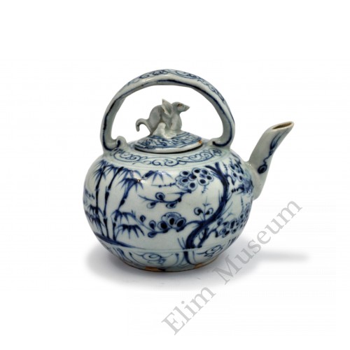 1571 A -   A B&w teapot  decor with "three friends" scene